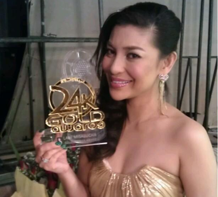 Lani Misalucha with her ASAP 24K Golden Voice award