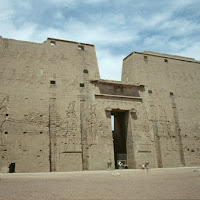 40.- Templo de Horus en Edfú. Pilonos