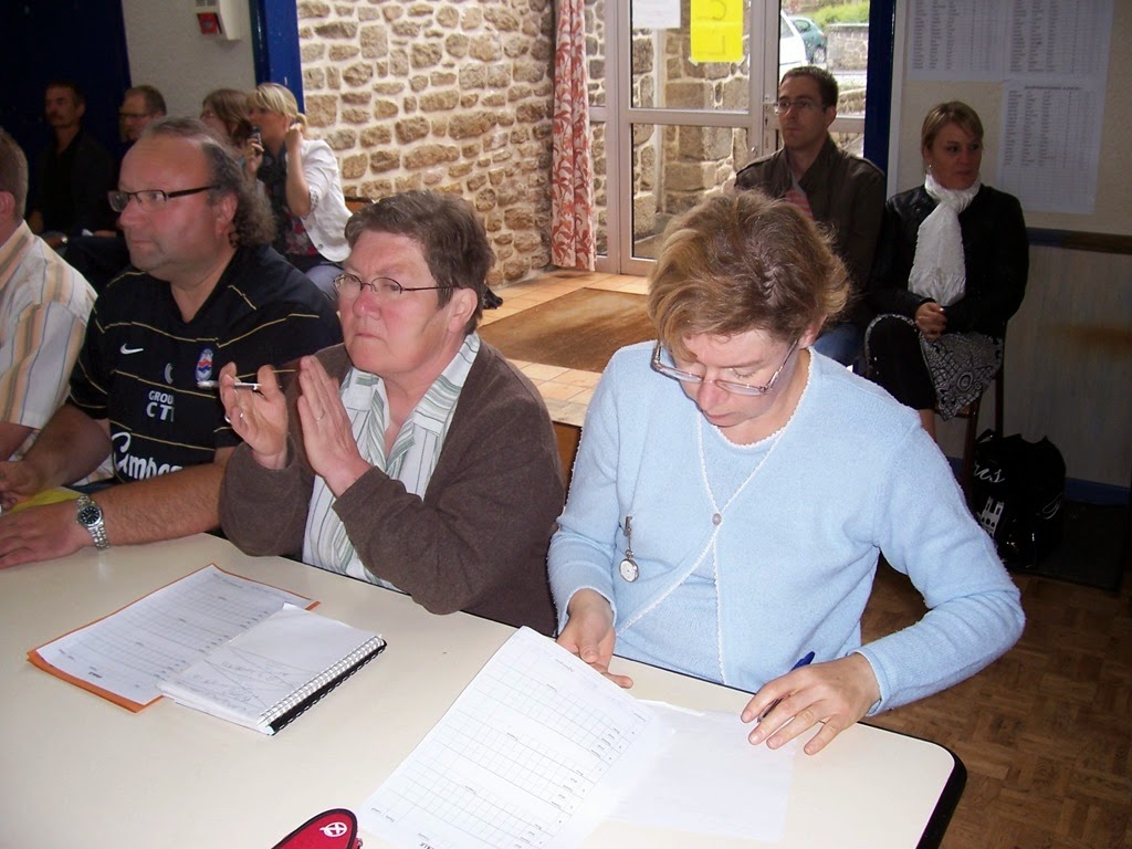 [2011.06.12-004%2520Marie-Fran%25C3%25A7oise%2520et%2520Roseline%2520finalistes%2520E%255B5%255D.jpg]