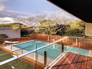 Piscina jardin Piscina jardin muros madera