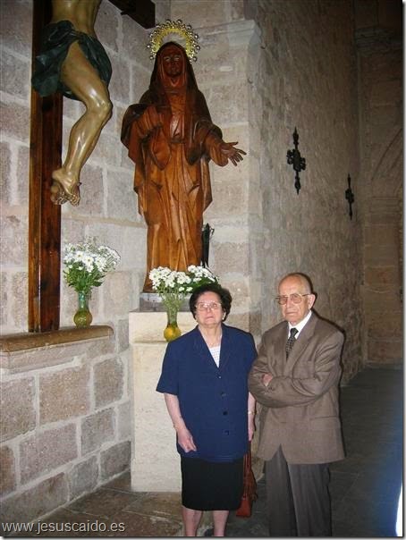 Mi Madre (Q.E.P.D.) y mi padre, posan junto a la Virgen de la Esperanza en el mes de mayo de 2005