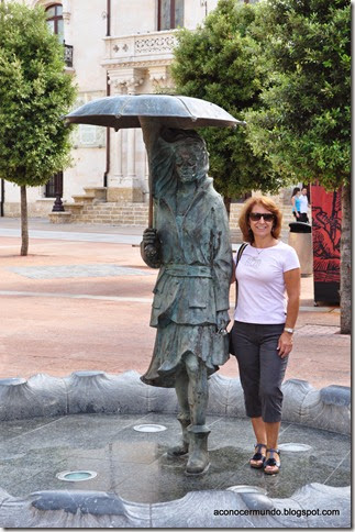 Carmen con escultura ciudad 08 - DSC_0355