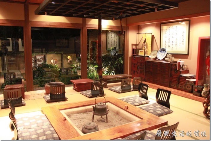 日本北九州-由布院-彩岳館-露天家庭湯屋。休息室的正中央有個可以泡茶取暖的地方。