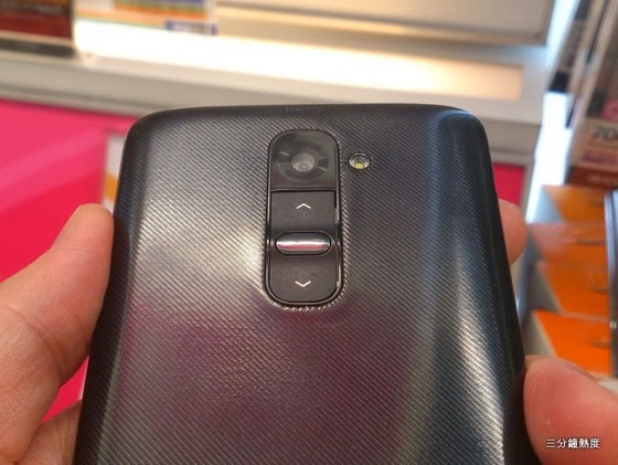 LG G2 按鍵在背面,很不方便 LG G2 按鍵在背面,很不方便