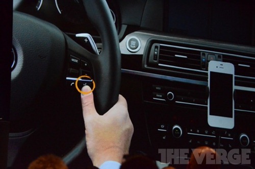 透過這個稱為「Eyes Free」的功能，駕駛只需要將 iOS 裝置插入儀表板上，就可以透過安置於方向盤上的按鈕和 Siri 進行溝通