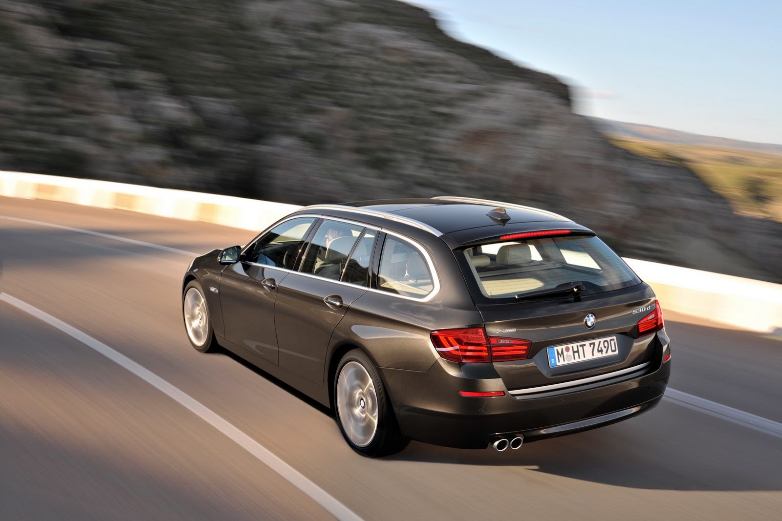 Bmw canada 5 series brochure #4