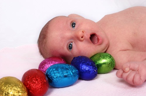 [Baby%2520and%2520chocolate%2520eggs%2520500x330%2520Photoxpress_474390%255B3%255D.jpg]