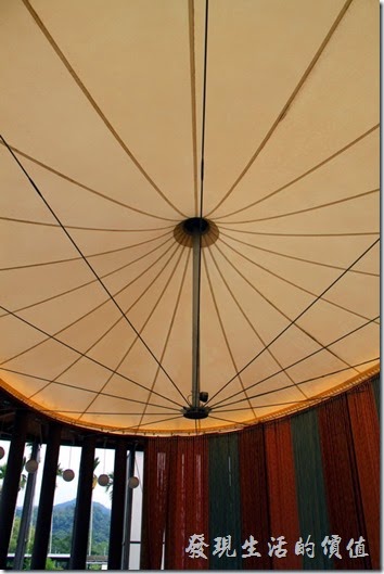 南投紙教堂的屋頂採用圓形的天穹設計，上面使用了類似帆布的白色材料可以防水，也可以透出陽光，降低能源的使用。