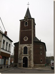 Geten (Jauche): De classicistische Sint-Martinuskerk uit 1763-1766 met een arduinen doopvont uit 1571