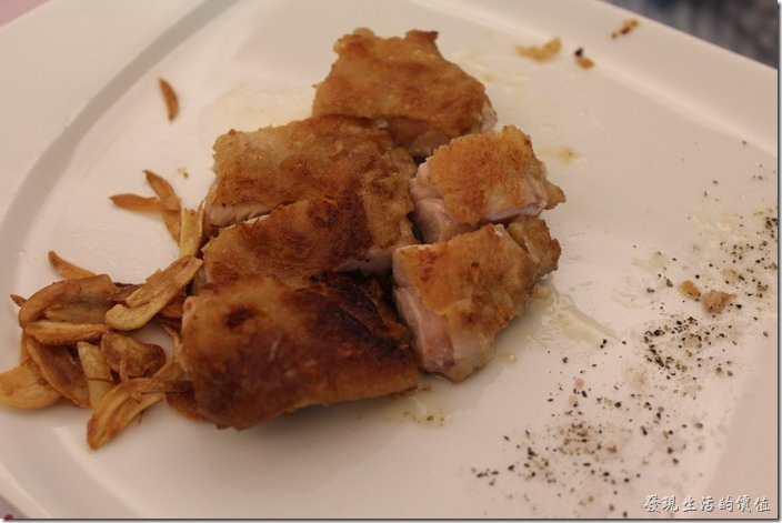 台北南港-小高玉鐵板燒。主菜：香煎雞腿肉，感覺上這雞腿肉似乎有先油炸過，但鐵板燒應該沒有油炸的設備才對啊？不能吃牛肉的朋友，這雞腿肉是個不錯的選擇。