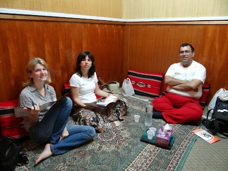 28. In asteptarea mesei.JPG