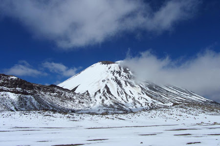 Tongariro NP - South Crater - cu Ngaruhoe in zare