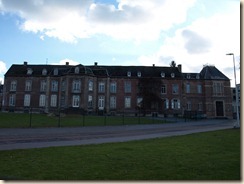 Munsterbilzen, Abdijstraat: abdissenhuis en rechts de hoofdingang