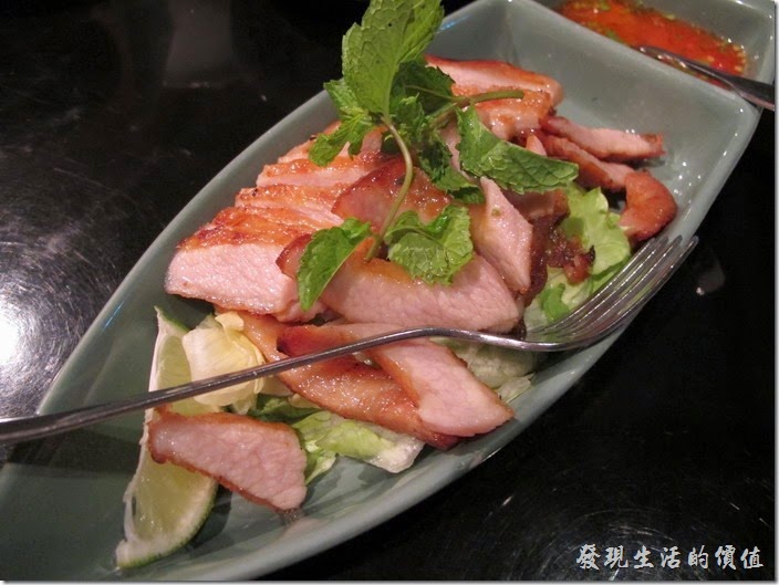 台北-香米泰國料理。檸檬烤松坂豬肉。這松阪豬肉只能說平平，因為外皮並沒有很酥脆，肉質倒是不錯。