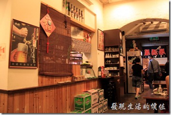 台南【酒河豚】居酒屋的店內裝潢。