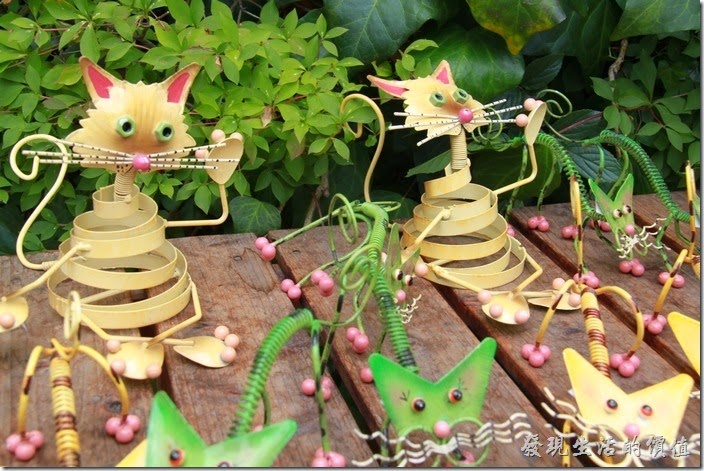 日本北九州-由布院街道。貓咪造型的鐵絲藝術作品。