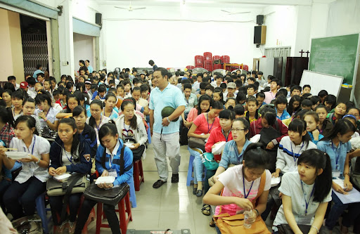 Các thí sinh ăn sáng trước khi đến trường thi