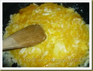 Uova strapazzate con pane ai quattro cereali e cipolline all'aceto balsamico di Modena (2)