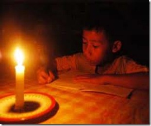 Seorang anak pelajar sedang berusaha tetap belajar walaupun listrik padam-Penyebab Seringnya Pemadaman Listrik Balangan