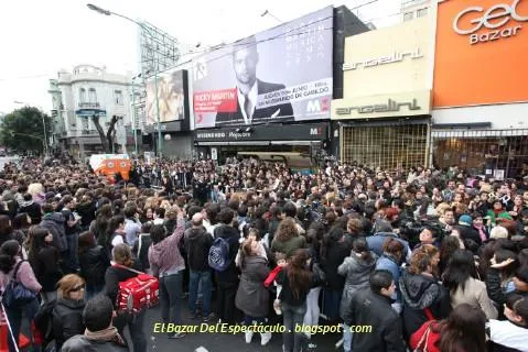 Local de Musimundo colmado de fans-03.jpg