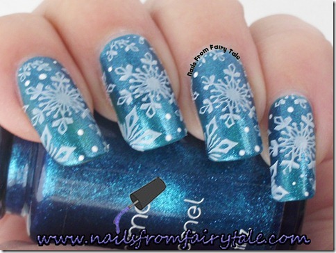 matching manicure - snowflakes 4