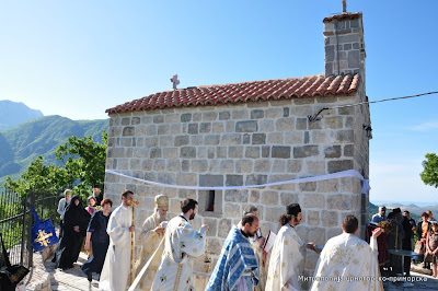 МИТРОПОЛИТ АМФИЛОХИЈЕ ОСВЕШТАО ОБНОВЉЕНУ МАНАСТИРСКУ ЦРКВУ СВЕТОГ ВАСИЛИЈА ОСТРОШКОГ НА РИБЊАКУ КОД БАРА