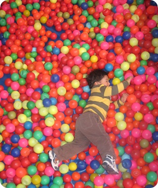 Jr en alberca de pelotas de colores