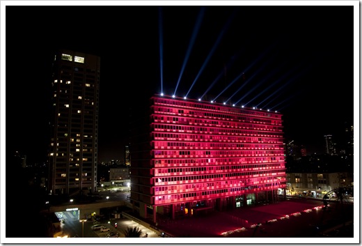 בנין עירית תא יפו מואר באור הורוד לציון המלחמה בסרטן השד בפרויקט העולמי של חב אסתי לאודר העולמית צילום אלבטרוס _1