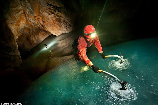 mrsupel.blogspot.com - Foto Indahnya Es Abadi Di Gua Gletser