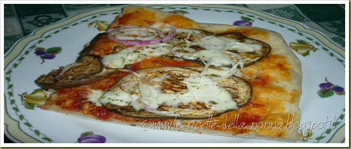 Pizza con melanzane, erbe aromatiche e cipolla (13)