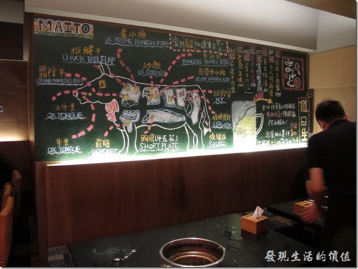 台南-舞飛日式燒烤。餐廳的佈置及氣氛也不錯，最讓人欣賞的是店內黑板上用各色粉筆畫出來的牛肉的各部位，讓喜歡吃牛肉的朋友知道自己應該點那一部位