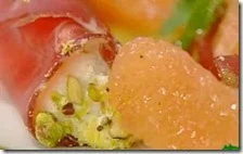 Cannoli di bresaola, ricotta su insalatina di pompelmo e pistacchi