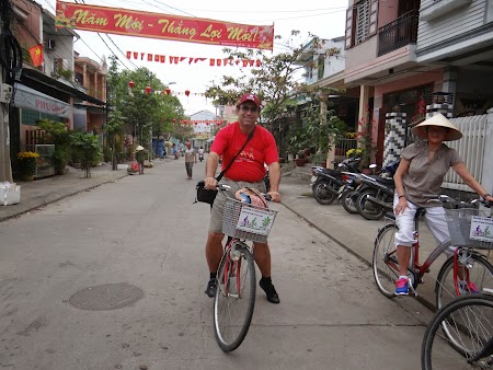 18. Pe bicicleta in Hoian.JPG