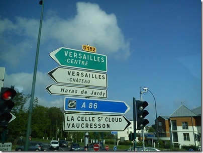 road sign to Versailles