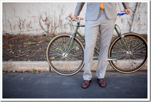helen-colin-wedding-day-white-colorful-hipster-rustic-vintage-special-lovely-couple-inspiration-blogger-blog-bike-shoes-groom-bride