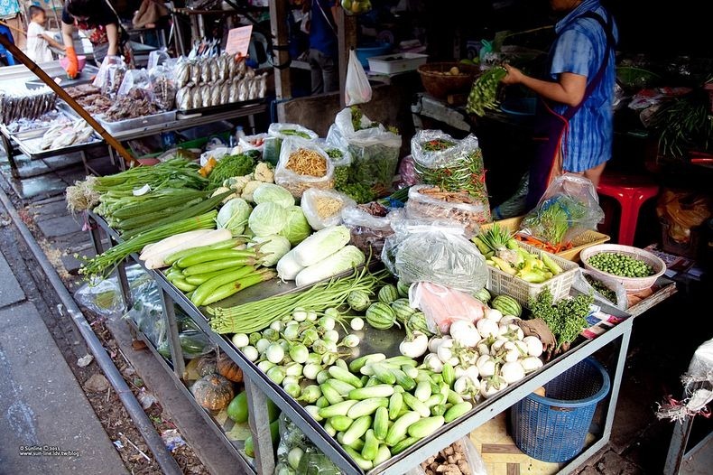 maeklong-railway-market-8