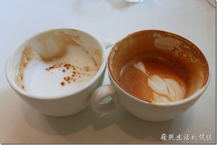 台南-看見咖啡(Vedere)早午餐。從喝過的咖啡杯可以分辨出右邊的拿鐵杯子有較多的咖啡殘留，表示拿鐵的咖啡味道比較濃，喝起來實際上也是這樣，所以我個人比較喜歡這裡的拿鐵。