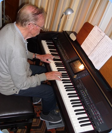 Colin Crann kindly stood in the breach to cover the arrival music. As always, Colin played very nicely on the Club's Yamaha Clavinova CVP-509