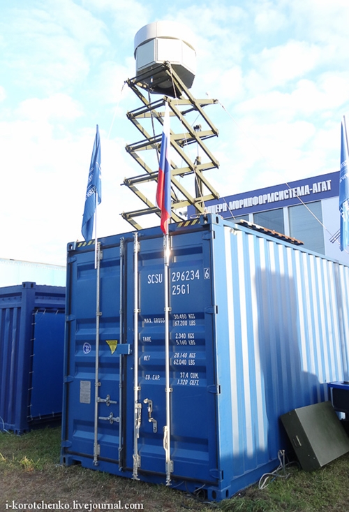 Колесный ЗРК "Бук-М2Э" и контейнерный комплекс ракетного оружия на "МАКС-2013"