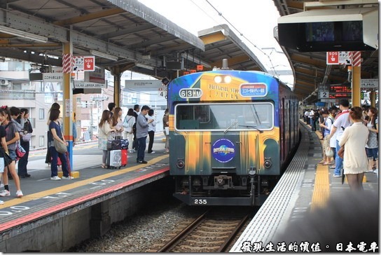 日本電車，這輛彩繪列車就是前往環球影城的電車了。