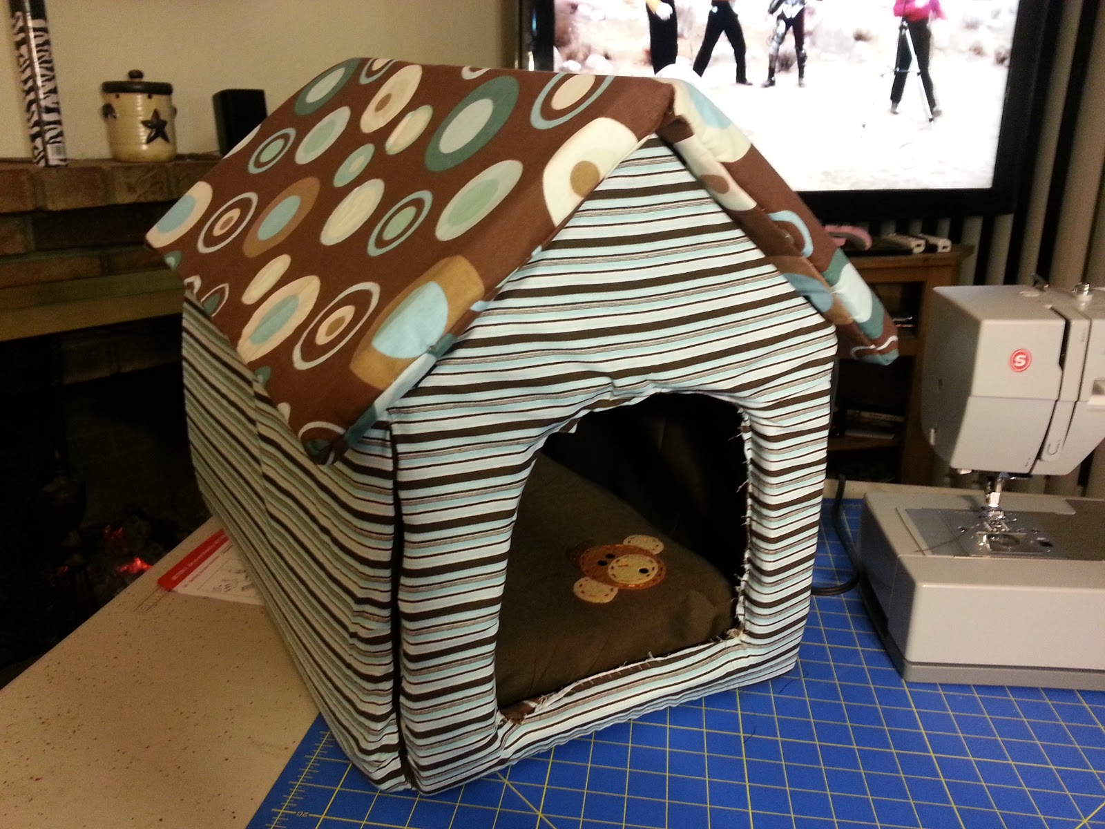 Dertie Panties Soft sided dog house/bed