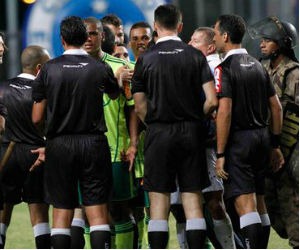 [Erros%2520no%2520Brasileir%25C3%25A3o%2520deixam%2520arbitragem%2520em%2520xeque%255B2%255D.jpg]