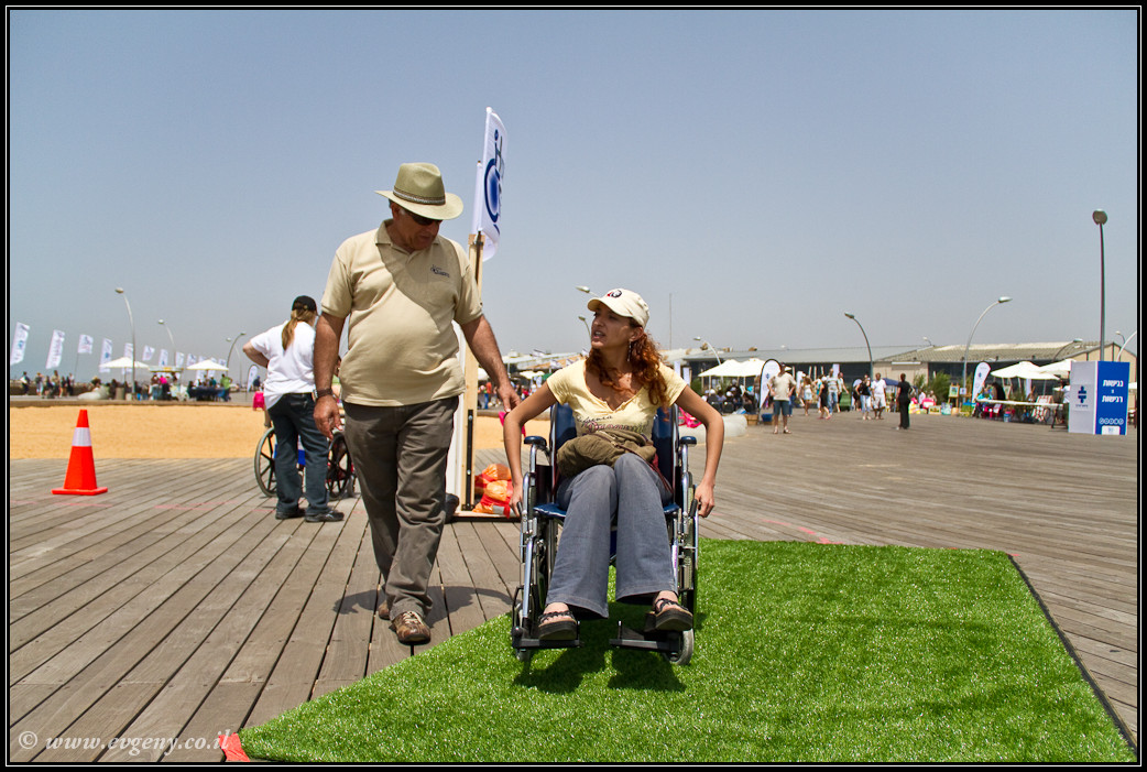LookAtIsrael.com: Дома изнутри: ...и еще вопрос кто из нас неполноценен... (foto israel фото тель авив порт дома изнутри )