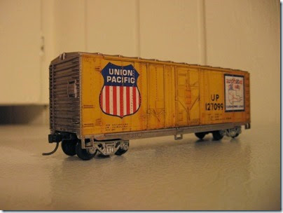 IMG_6247 Athearn  40-foot Grain-Loading Boxcar Union Pacific #127099