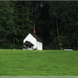eine kleine Kirche am Wegesrand