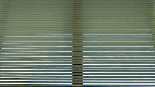 ブラインド越しの空