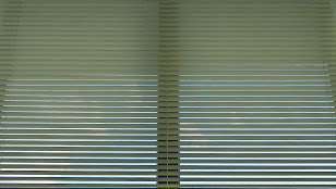 ブラインド越しの空