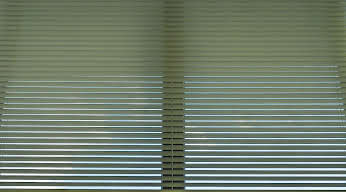 ブラインド越しの空