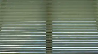 ブラインド越しの空