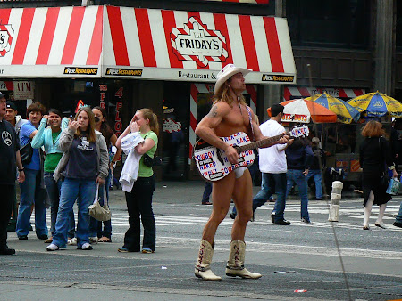 Obiective turistice New York: Cowboyul dezbracat din Times Square